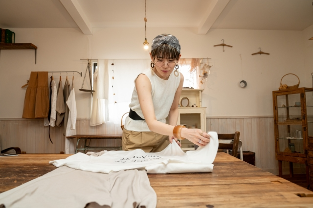 衣服をたたむ女性
