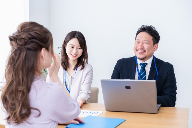 面接を受ける女性