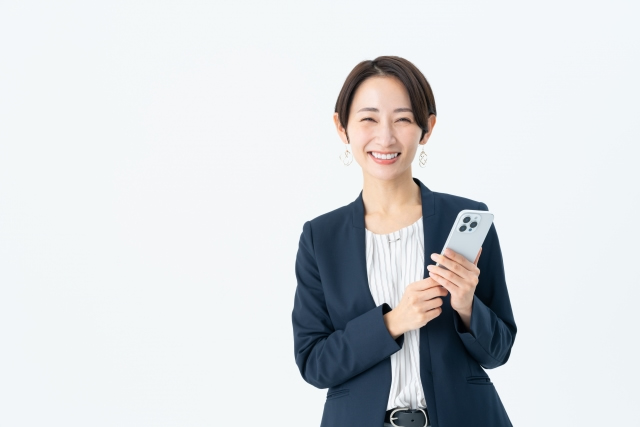スマホを手にする40代女性