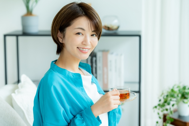 くつろぐ40代女性