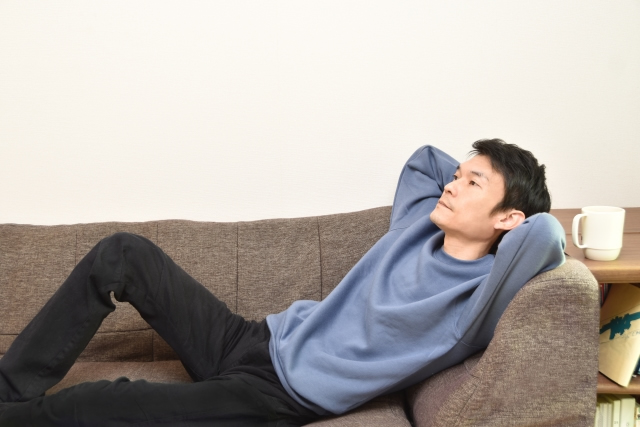 フリーター寝転ぶ男性