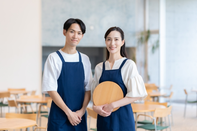 カフェスタッフの男女
