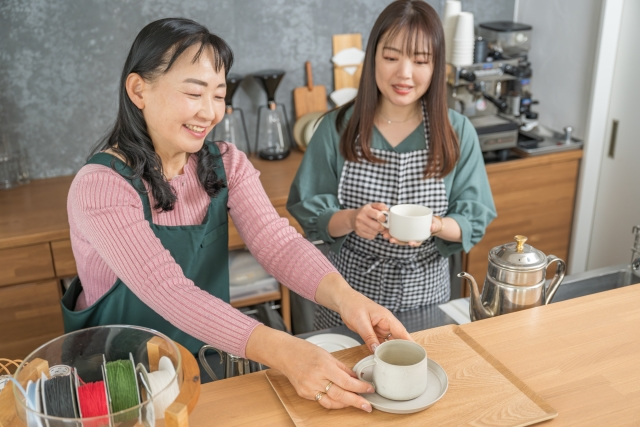 コーヒーを入れる女性店員
