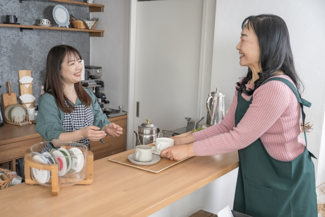 カフェで会話中の女性たち